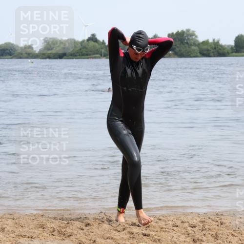 15.06.2025 - 27. Vierlanden-Triathlon Lena Gebhardt http://msf.ph/oto/8035948 15.06.2025 11:27:12 Schwimmen 884, 886, 961 meine-sportfotos.de