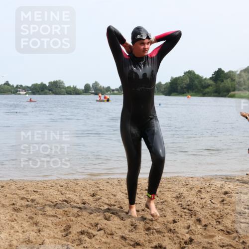 15.06.2025 - 27. Vierlanden-Triathlon Lena Gebhardt http://msf.ph/oto/8035961 15.06.2025 11:27:15 Schwimmen 884, 886, 961 meine-sportfotos.de