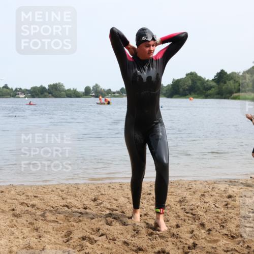 15.06.2025 - 27. Vierlanden-Triathlon Lena Gebhardt http://msf.ph/oto/8035964 15.06.2025 11:27:15 Schwimmen 884, 886, 961 meine-sportfotos.de