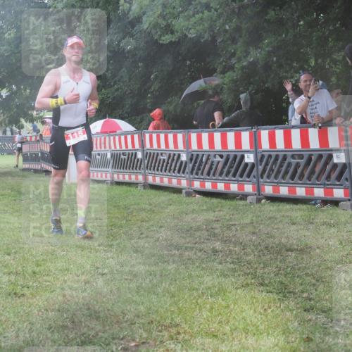 21.06.2025 - 27. Vierlanden-Triathlon KatJ http://msf.ph/oto/8035965 15.06.2025 13:53:17 Ziel 115, 885, 957 meine-sportfotos.de
