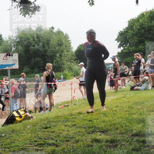 15.06.2025 - 27. Vierlanden-Triathlon KatJ http://msf.ph/oto/8035966 15.06.2025 11:20:51 Schwimmen 879, 892, 918, 924, 936, 941, 1400 meine-sportfotos.de