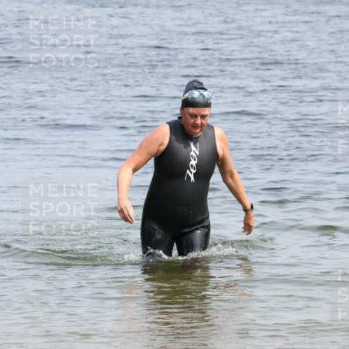 15.06.2025 - 27. Vierlanden-Triathlon Lena Gebhardt http://msf.ph/oto/8035969 15.06.2025 11:28:01 Schwimmen  meine-sportfotos.de
