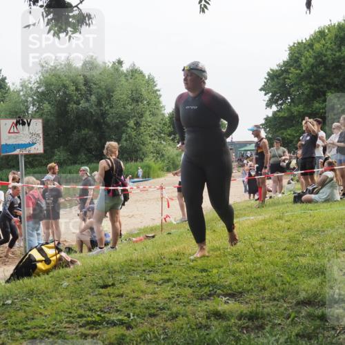 15.06.2025 - 27. Vierlanden-Triathlon KatJ http://msf.ph/oto/8035972 15.06.2025 11:20:51 Schwimmen 879, 892, 918, 924, 936, 941, 1400 meine-sportfotos.de