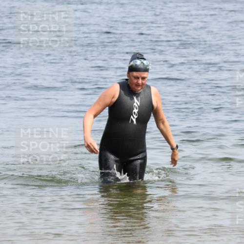 15.06.2025 - 27. Vierlanden-Triathlon Lena Gebhardt http://msf.ph/oto/8035973 15.06.2025 11:28:01 Schwimmen  meine-sportfotos.de