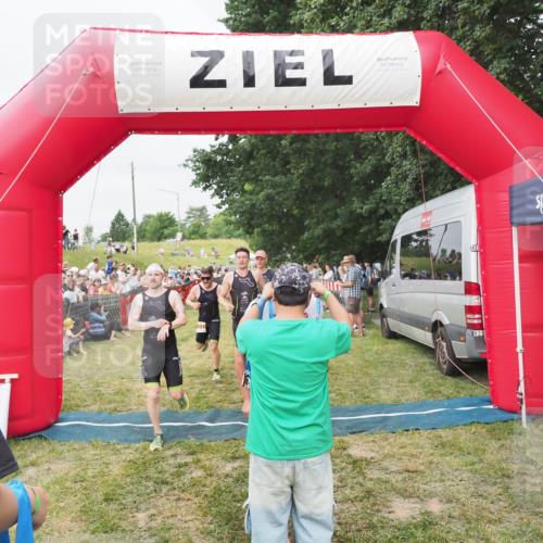 21.06.2025 - 27. Vierlanden-Triathlon MichiJ http://msf.ph/oto/8035979 15.06.2026 13:02:31 Ziel 73, 137, 727, 1029, 1030, 1031, 1033 meine-sportfotos.de