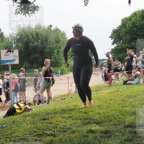 15.06.2025 - 27. Vierlanden-Triathlon KatJ http://msf.ph/oto/8035980 15.06.2025 11:20:51 Schwimmen 879, 892, 918, 924, 936, 941, 1400 meine-sportfotos.de