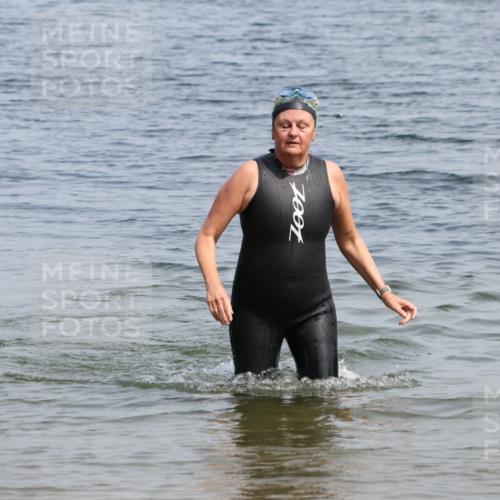 15.06.2025 - 27. Vierlanden-Triathlon Lena Gebhardt http://msf.ph/oto/8035983 15.06.2025 11:28:03 Schwimmen  meine-sportfotos.de