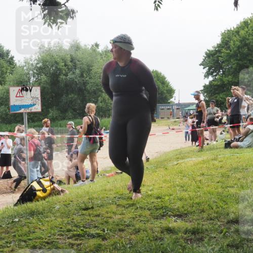 15.06.2025 - 27. Vierlanden-Triathlon KatJ http://msf.ph/oto/8035984 15.06.2025 11:20:52 Schwimmen 879, 892, 918, 924, 936, 941, 1400 meine-sportfotos.de