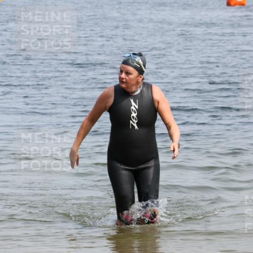 15.06.2025 - 27. Vierlanden-Triathlon Lena Gebhardt http://msf.ph/oto/8035988 15.06.2025 11:28:04 Schwimmen 883 meine-sportfotos.de