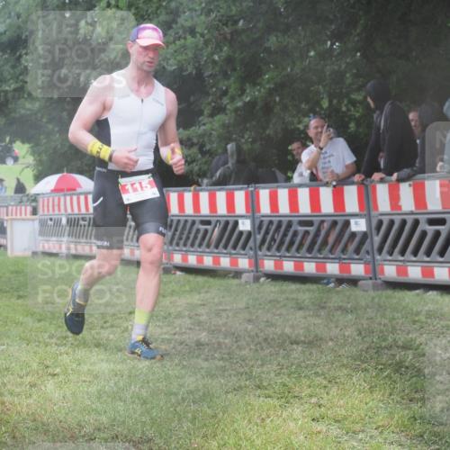 21.06.2025 - 27. Vierlanden-Triathlon KatJ http://msf.ph/oto/8035989 15.06.2025 13:53:18 Ziel 115, 885, 957 meine-sportfotos.de