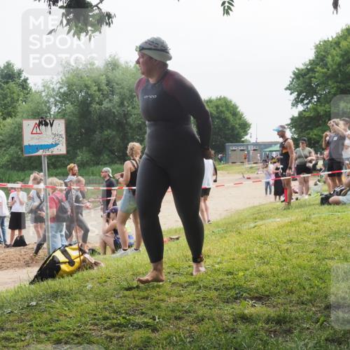 15.06.2025 - 27. Vierlanden-Triathlon KatJ http://msf.ph/oto/8035990 15.06.2025 11:20:52 Schwimmen 879, 892, 918, 924, 936, 941, 1400 meine-sportfotos.de