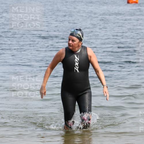 15.06.2025 - 27. Vierlanden-Triathlon Lena Gebhardt http://msf.ph/oto/8035993 15.06.2025 11:28:05 Schwimmen 883 meine-sportfotos.de