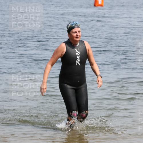15.06.2025 - 27. Vierlanden-Triathlon Lena Gebhardt http://msf.ph/oto/8035995 15.06.2025 11:28:05 Schwimmen 883 meine-sportfotos.de