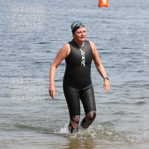 15.06.2025 - 27. Vierlanden-Triathlon Lena Gebhardt http://msf.ph/oto/8035996 15.06.2025 11:28:06 Schwimmen 883 meine-sportfotos.de