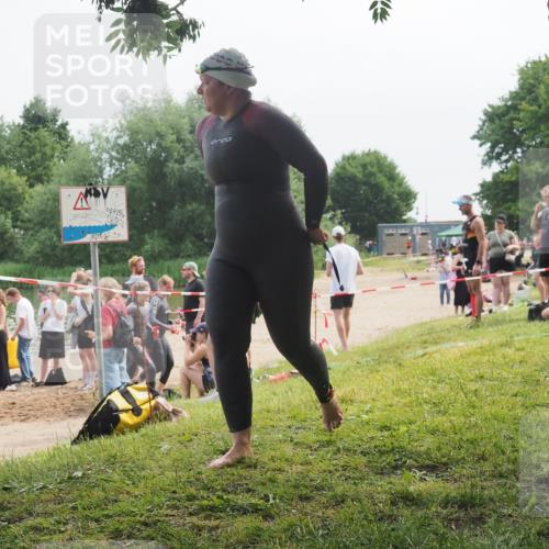 15.06.2025 - 27. Vierlanden-Triathlon KatJ http://msf.ph/oto/8035998 15.06.2025 11:20:52 Schwimmen 879, 892, 918, 924, 936, 941, 1400 meine-sportfotos.de