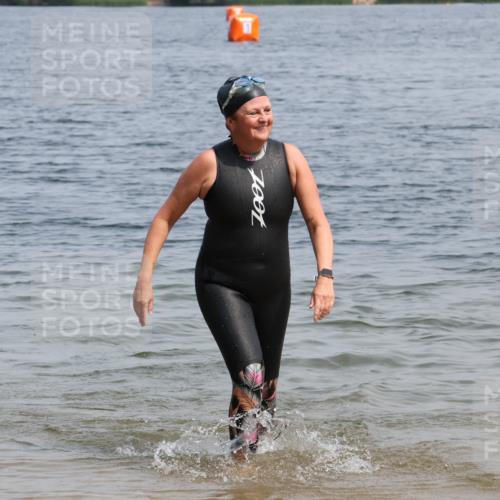 15.06.2025 - 27. Vierlanden-Triathlon Lena Gebhardt http://msf.ph/oto/8036000 15.06.2025 11:28:06 Schwimmen 883 meine-sportfotos.de