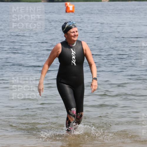 15.06.2025 - 27. Vierlanden-Triathlon Lena Gebhardt http://msf.ph/oto/8036002 15.06.2025 11:28:06 Schwimmen 883 meine-sportfotos.de
