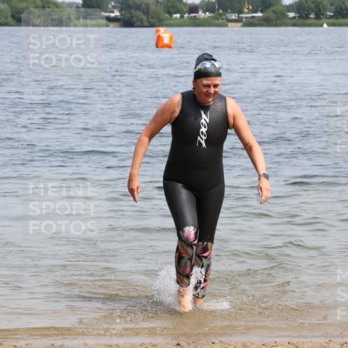 15.06.2025 - 27. Vierlanden-Triathlon Lena Gebhardt http://msf.ph/oto/8036003 15.06.2025 11:28:07 Schwimmen 883 meine-sportfotos.de
