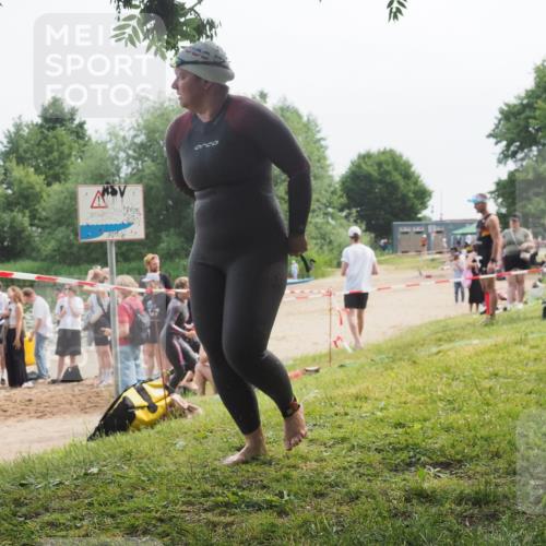 15.06.2025 - 27. Vierlanden-Triathlon KatJ http://msf.ph/oto/8036005 15.06.2025 11:20:52 Schwimmen 879, 892, 918, 924, 936, 941, 1400 meine-sportfotos.de
