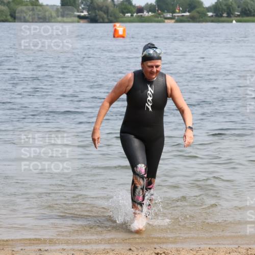 15.06.2025 - 27. Vierlanden-Triathlon Lena Gebhardt http://msf.ph/oto/8036008 15.06.2025 11:28:07 Schwimmen 883 meine-sportfotos.de