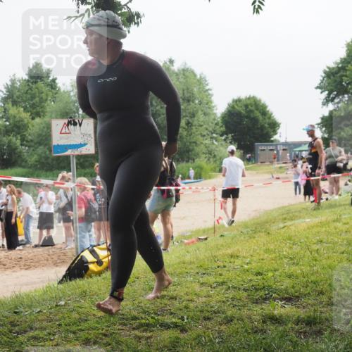 15.06.2025 - 27. Vierlanden-Triathlon KatJ http://msf.ph/oto/8036009 15.06.2025 11:20:52 Schwimmen 879, 892, 918, 924, 936, 941, 1400 meine-sportfotos.de