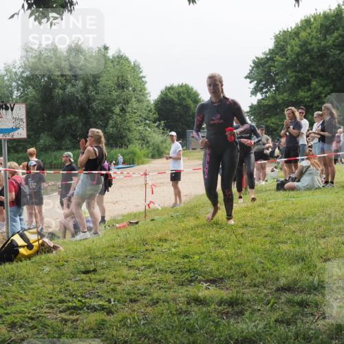 15.06.2025 - 27. Vierlanden-Triathlon KatJ http://msf.ph/oto/8036014 15.06.2025 11:20:55 Schwimmen 879, 892, 918, 924, 936, 941, 965 meine-sportfotos.de