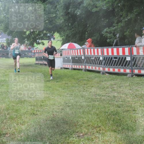 21.06.2025 - 27. Vierlanden-Triathlon KatJ http://msf.ph/oto/8036015 15.06.2025 13:53:24 Ziel 885, 957 meine-sportfotos.de