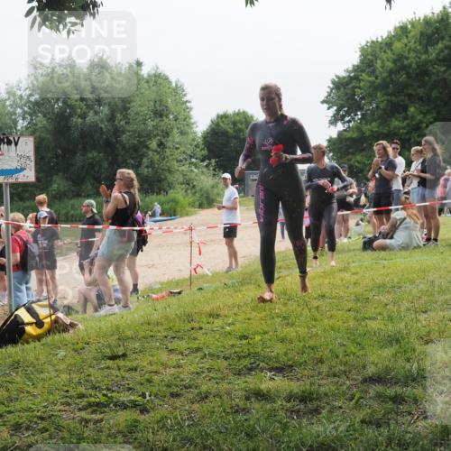 15.06.2025 - 27. Vierlanden-Triathlon KatJ http://msf.ph/oto/8036021 15.06.2025 11:20:56 Schwimmen 892, 918, 924, 936, 965 meine-sportfotos.de
