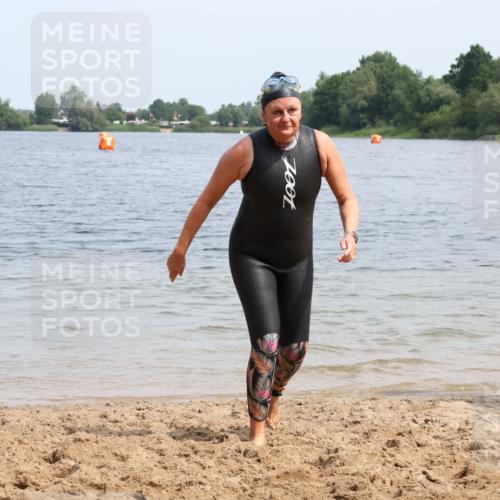 15.06.2025 - 27. Vierlanden-Triathlon Lena Gebhardt http://msf.ph/oto/8036022 15.06.2025 11:28:10 Schwimmen 883 meine-sportfotos.de
