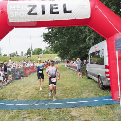 21.06.2025 - 27. Vierlanden-Triathlon MichiJ http://msf.ph/oto/8036025 15.06.2026 13:02:50 Ziel 145, 718 meine-sportfotos.de