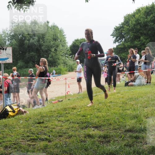 15.06.2025 - 27. Vierlanden-Triathlon KatJ http://msf.ph/oto/8036027 15.06.2025 11:20:56 Schwimmen 892, 918, 924, 936, 965 meine-sportfotos.de