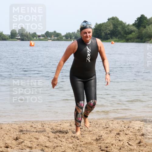 15.06.2025 - 27. Vierlanden-Triathlon Lena Gebhardt http://msf.ph/oto/8036029 15.06.2025 11:28:11 Schwimmen 883 meine-sportfotos.de