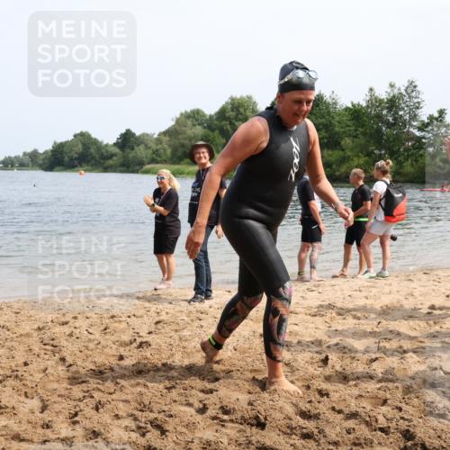 15.06.2025 - 27. Vierlanden-Triathlon Lena Gebhardt http://msf.ph/oto/8036034 15.06.2025 11:28:13 Schwimmen 883 meine-sportfotos.de