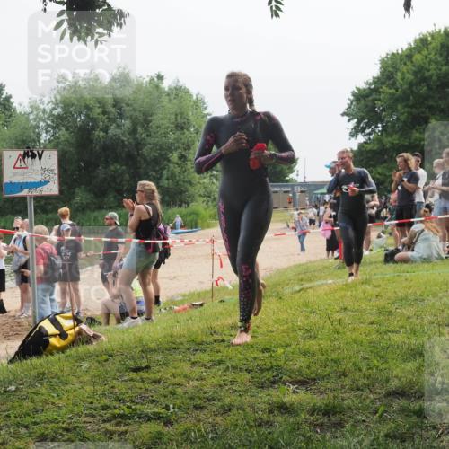 15.06.2025 - 27. Vierlanden-Triathlon KatJ http://msf.ph/oto/8036036 15.06.2025 11:20:56 Schwimmen 892, 918, 924, 936, 965 meine-sportfotos.de