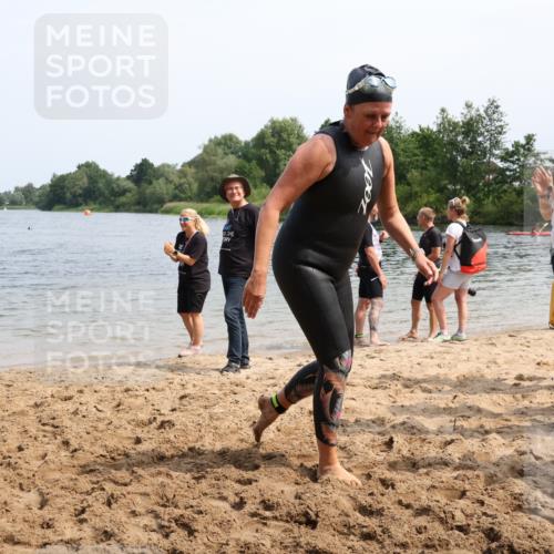 15.06.2025 - 27. Vierlanden-Triathlon Lena Gebhardt http://msf.ph/oto/8036039 15.06.2025 11:28:13 Schwimmen 883 meine-sportfotos.de