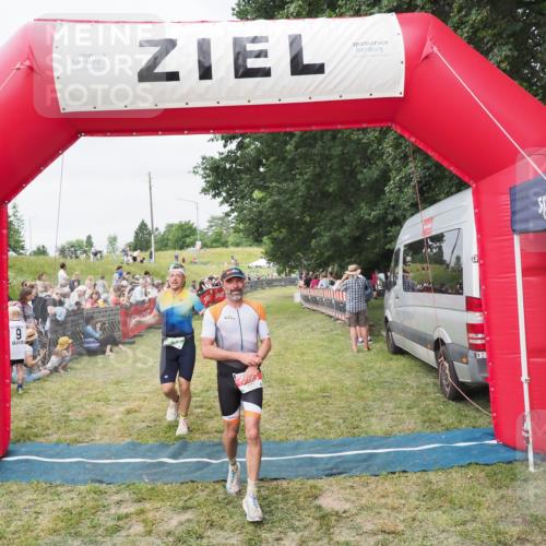 21.06.2025 - 27. Vierlanden-Triathlon MichiJ http://msf.ph/oto/8036040 15.06.2026 13:02:51 Ziel 145, 718 meine-sportfotos.de