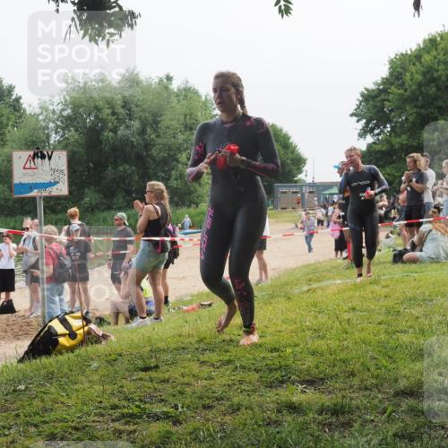 15.06.2025 - 27. Vierlanden-Triathlon KatJ http://msf.ph/oto/8036041 15.06.2025 11:20:56 Schwimmen 892, 918, 924, 936, 965 meine-sportfotos.de