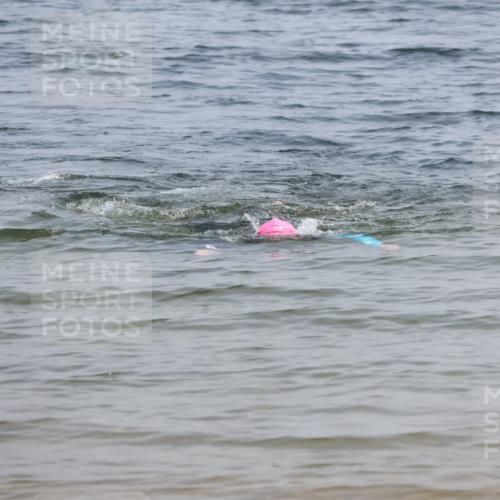 15.06.2025 - 27. Vierlanden-Triathlon Lena Gebhardt http://msf.ph/oto/8036047 15.06.2025 11:29:33 Schwimmen  meine-sportfotos.de