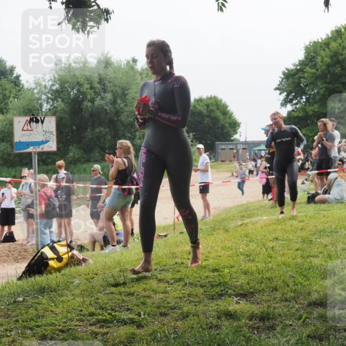 15.06.2025 - 27. Vierlanden-Triathlon KatJ http://msf.ph/oto/8036048 15.06.2025 11:20:56 Schwimmen 892, 918, 924, 936, 965 meine-sportfotos.de