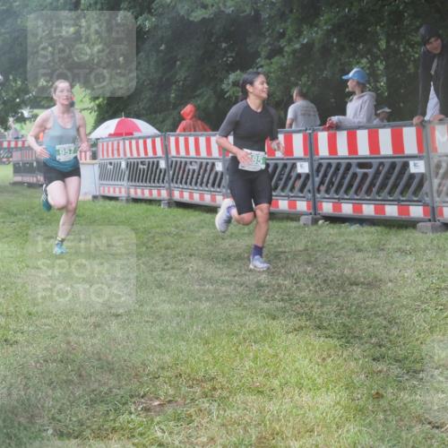 21.06.2025 - 27. Vierlanden-Triathlon KatJ http://msf.ph/oto/8036053 15.06.2025 13:53:25 Ziel 885, 957 meine-sportfotos.de