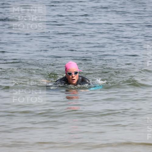 15.06.2025 - 27. Vierlanden-Triathlon Lena Gebhardt http://msf.ph/oto/8036056 15.06.2025 11:29:35 Schwimmen  meine-sportfotos.de