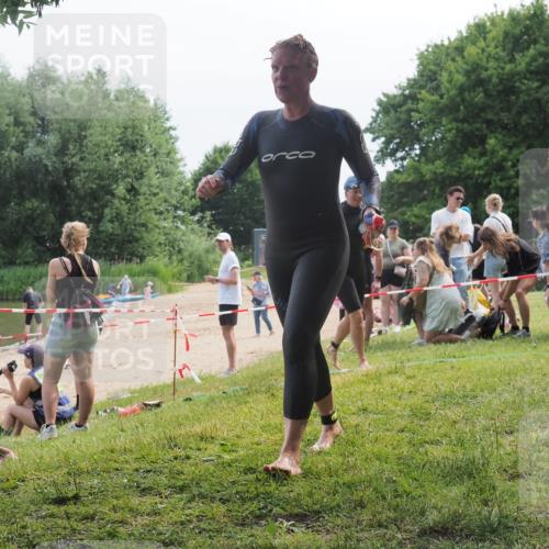 15.06.2025 - 27. Vierlanden-Triathlon KatJ http://msf.ph/oto/8036060 15.06.2025 11:21:00 Schwimmen 892, 918, 965 meine-sportfotos.de