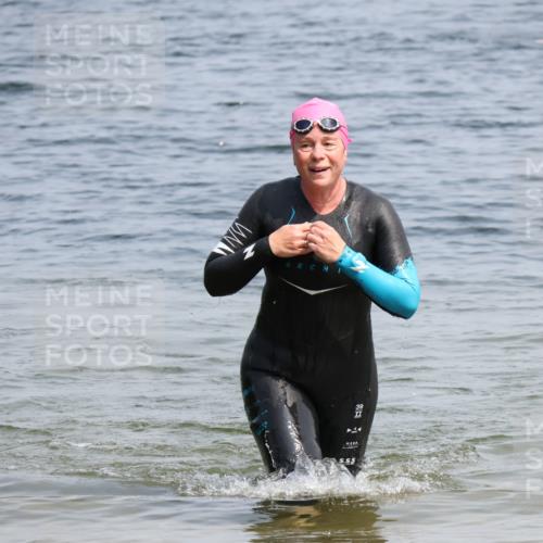 15.06.2025 - 27. Vierlanden-Triathlon Lena Gebhardt http://msf.ph/oto/8036067 15.06.2025 11:29:40 Schwimmen 937 meine-sportfotos.de