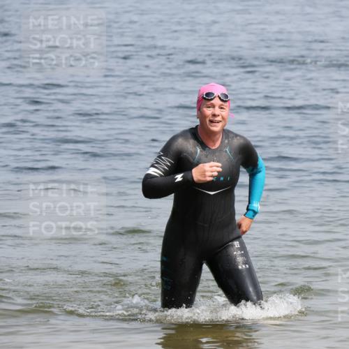15.06.2025 - 27. Vierlanden-Triathlon Lena Gebhardt http://msf.ph/oto/8036072 15.06.2025 11:29:40 Schwimmen 937 meine-sportfotos.de