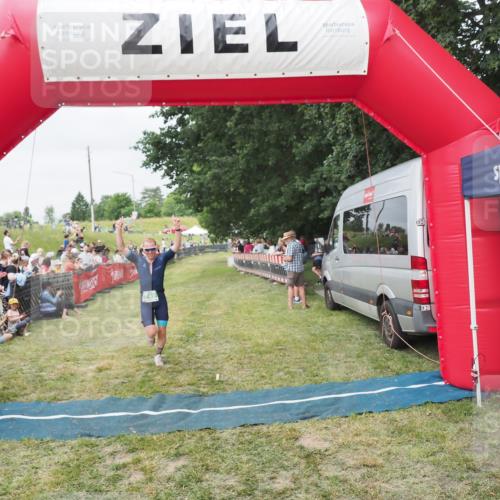 21.06.2025 - 27. Vierlanden-Triathlon MichiJ http://msf.ph/oto/8036076 15.06.2026 13:03:06 Ziel 749 meine-sportfotos.de