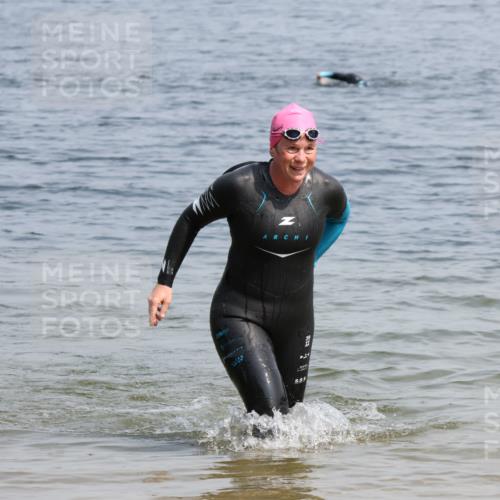 15.06.2025 - 27. Vierlanden-Triathlon Lena Gebhardt http://msf.ph/oto/8036077 15.06.2025 11:29:41 Schwimmen 937 meine-sportfotos.de