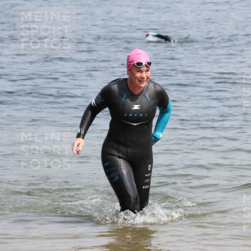 15.06.2025 - 27. Vierlanden-Triathlon Lena Gebhardt http://msf.ph/oto/8036082 15.06.2025 11:29:41 Schwimmen 937 meine-sportfotos.de