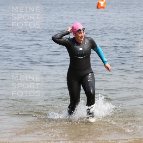 15.06.2025 - 27. Vierlanden-Triathlon Lena Gebhardt http://msf.ph/oto/8036088 15.06.2025 11:29:42 Schwimmen 937 meine-sportfotos.de