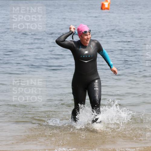 15.06.2025 - 27. Vierlanden-Triathlon Lena Gebhardt http://msf.ph/oto/8036093 15.06.2025 11:29:42 Schwimmen 937 meine-sportfotos.de