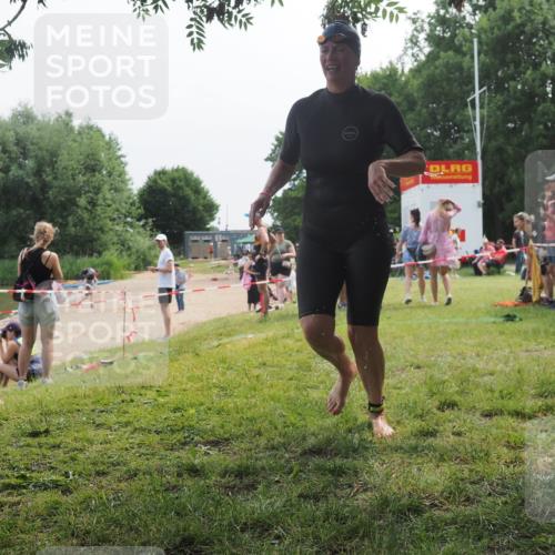 15.06.2025 - 27. Vierlanden-Triathlon KatJ http://msf.ph/oto/8036105 15.06.2025 11:21:03 Schwimmen 892, 918, 965 meine-sportfotos.de